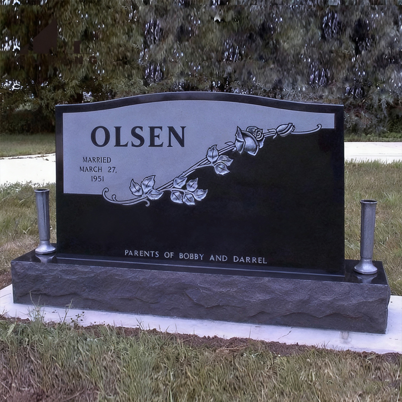 Zwart-wit contrasterende marmeren grafsteen met roze patroon