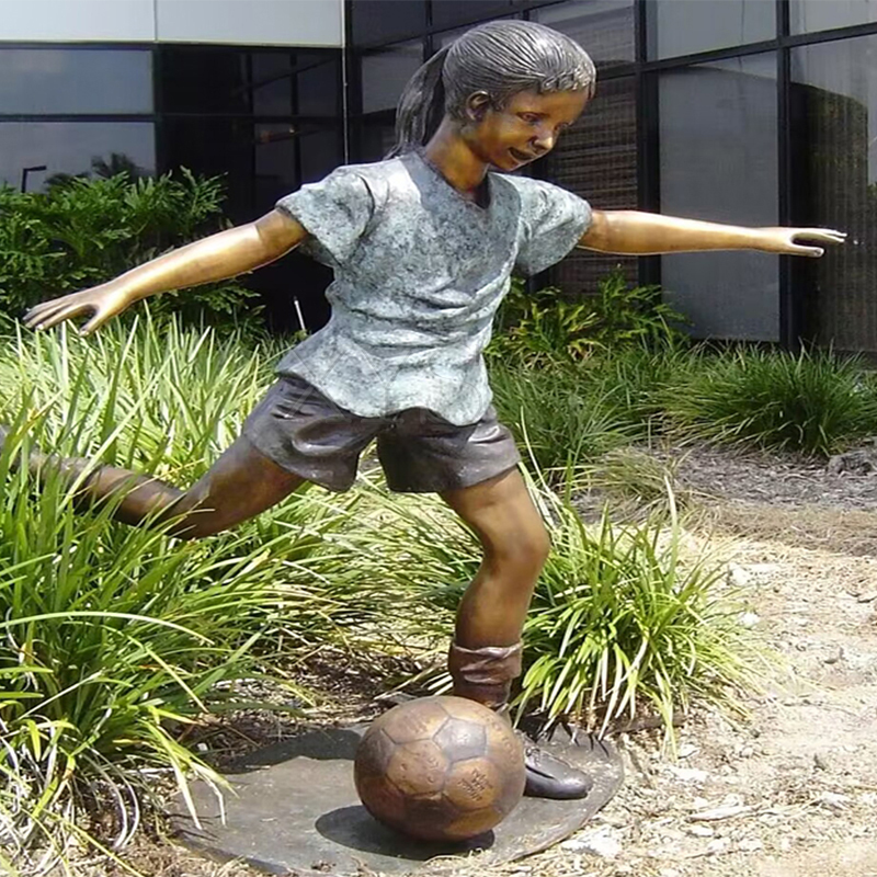 Bronzen voetbalmeisje sculptuur