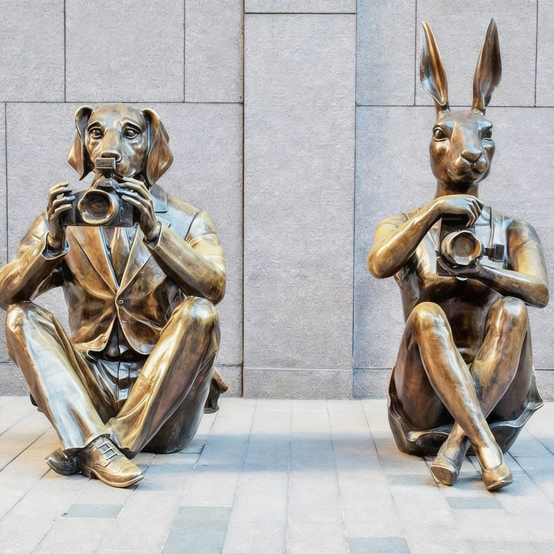 Beeldhouwwerk met thema 'Dierfotograaf'