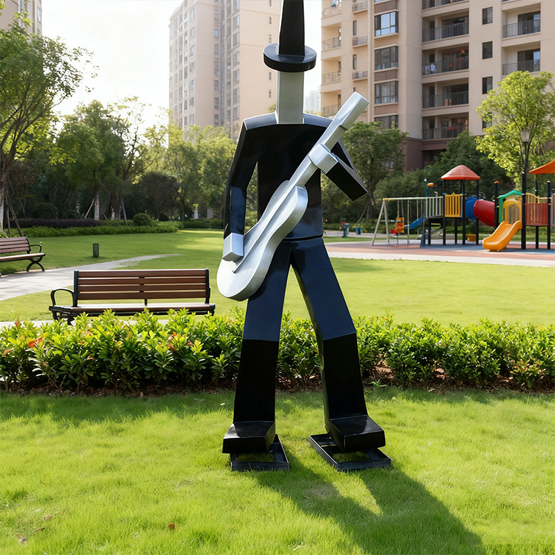 Menselijke sculptuur van glasvezel in een abstract 'gitarist'-ontwerp