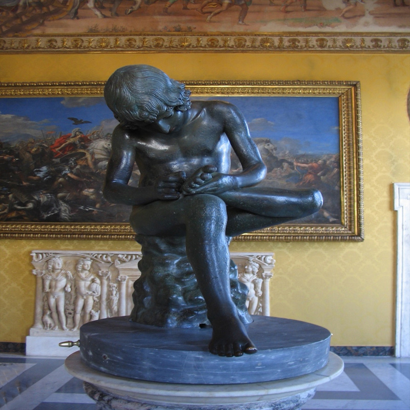 Duurzaam marmeren menselijke sculptuur voor buiten van een jongen die een doorn uit zijn voet trekt, Europees design