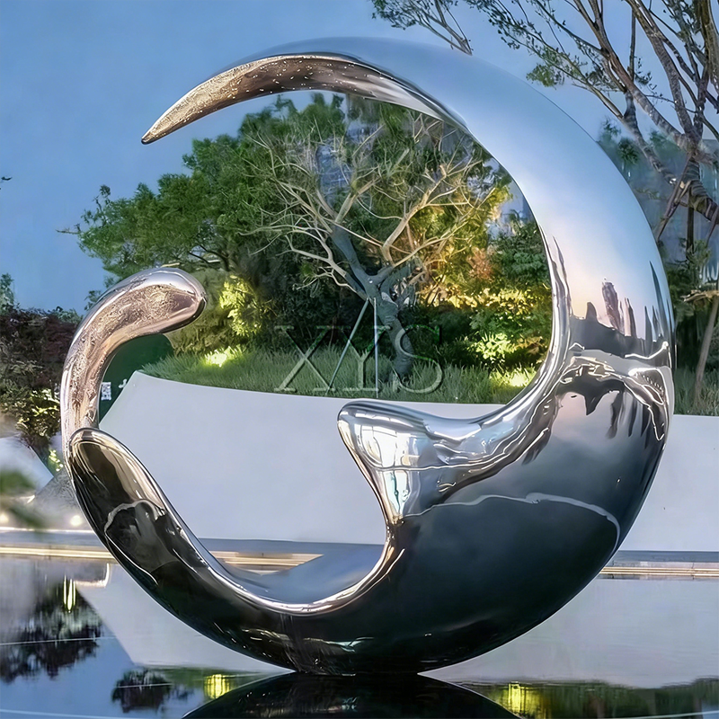 Water- en maanspiegel halvemaansculptuur