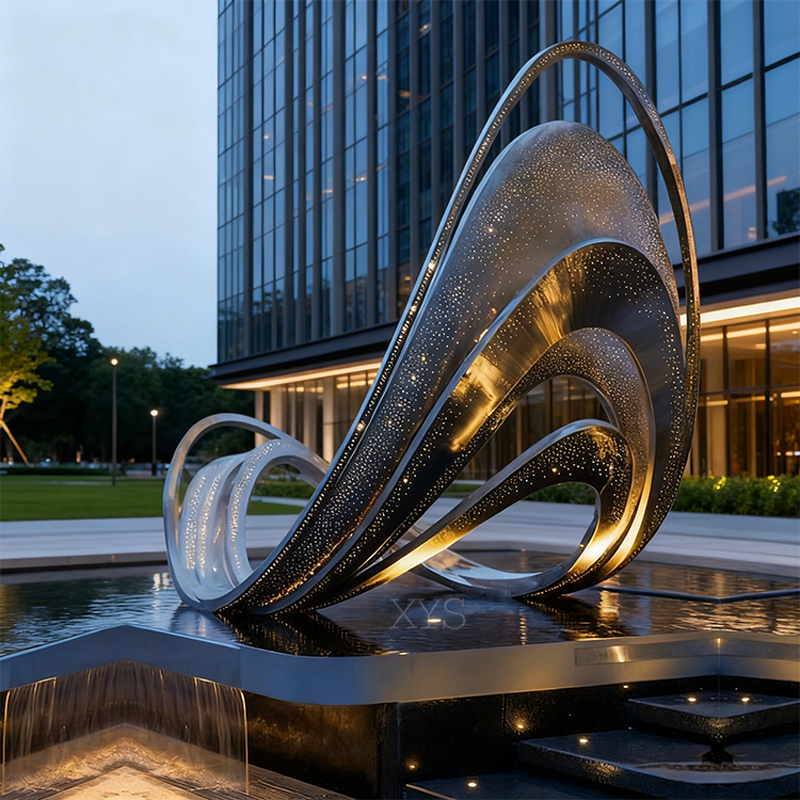 Door sterren verlichte golf verlichte opengewerkte waterpartijsculptuur