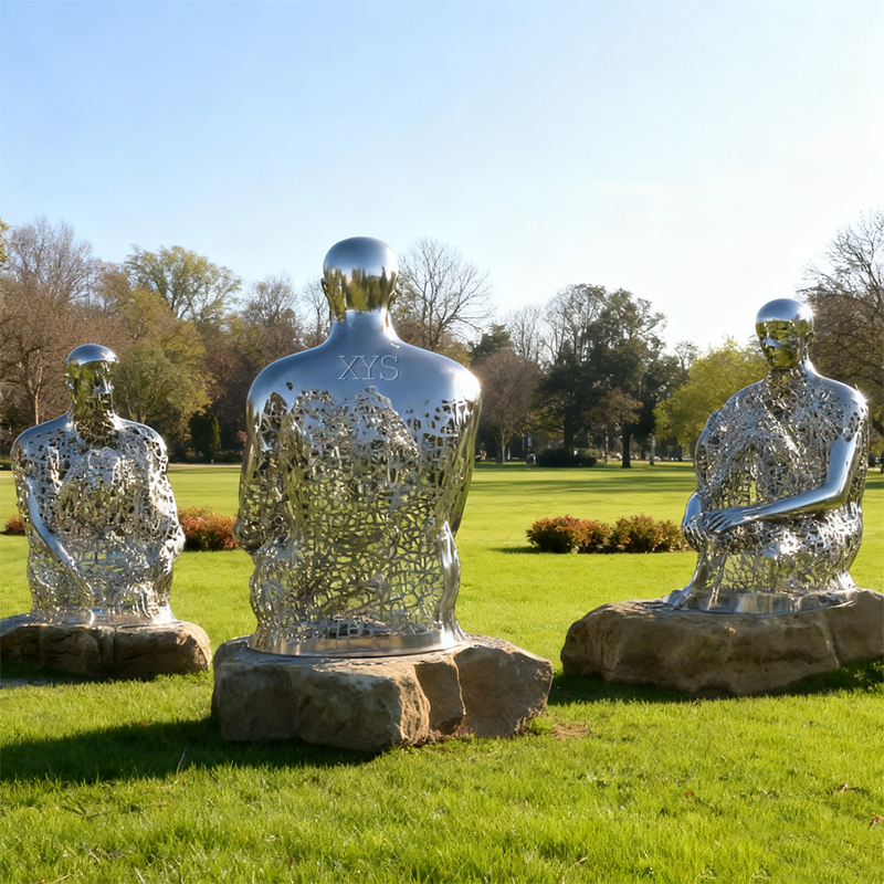 Moment of Insight Opengewerkte zittende figuursculptuur