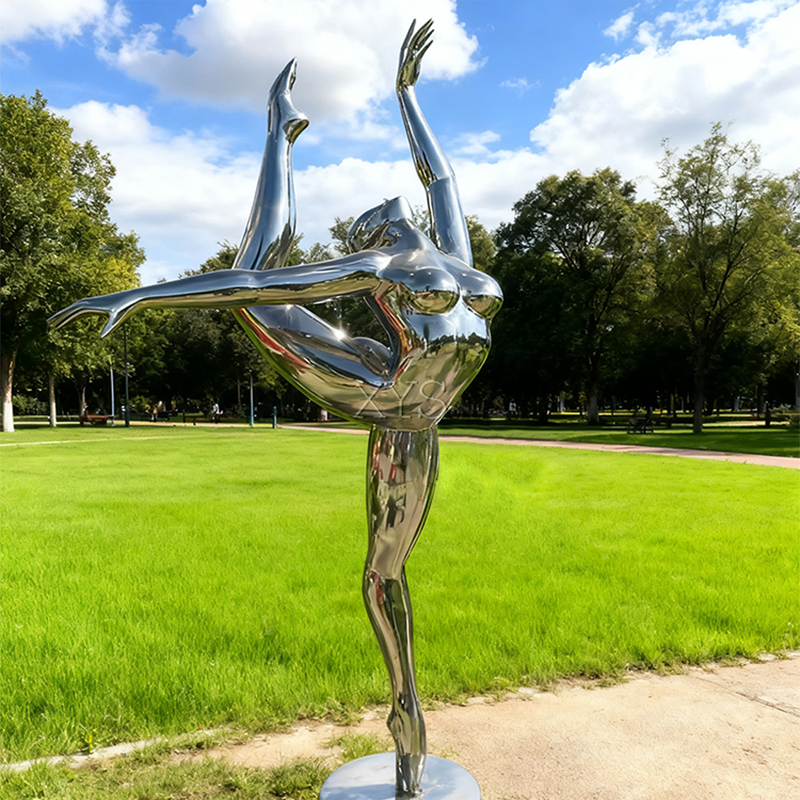 Grace in Motion spiegeldanseressculptuur